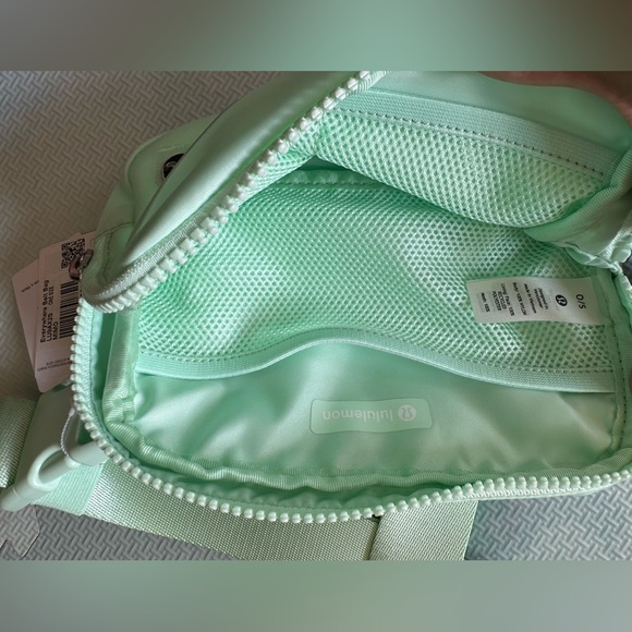 SOLD - 🍋 LuluLemon Everywhere Belt Bag 1L - Mint (MIMO) NWT - RARE (Sold Out) - Picture 2 of 3
